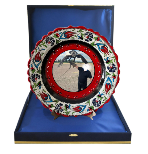 Çini Tabak, Çini Vazo, Kütahya Çini Tabak, İznik Çini Tabak, Kütahya Çinileri, İznik Çinileri, Bursa Çini Tabak, Osmangazi Çini Tabak, Yıldırım Çini Tabak, Nilüfer Çini Tabak, Çini Desenli Tabak, Hediyelik Çini Tabak, Promosyon Çini Tabak, Kişiye Özel Çini Tabak Baskı, İsme Özel Çini Tabak Baskı, Özel Baskılı Seramik Tabak Baskı, Çini Desenli Porselen Plaket Tabak, Kurumsal Logo Baskılı Çini Tabak, Protokol Hediye Tabak, Promosyon Tabak Saatler, Çini Tabak Modelleri, Çini Tabak Çeşitleri, Sevgiliye Hediye Kaligrafi Tabağı, Öğretmene Hediye Kaligrafi Tabağı, Resimli Çini Tabak Baskı, Semazen Çini Duvar Tabağı Lacivert