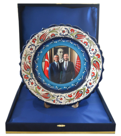 Çini Tabak, Bursa Çini Tabak, Osmangazi Çini Tabak, Yıldırım Çini Tabak, Nilüfer Çini Tabak, Çini Desenli Tabak, Hediyelik Çini Tabak, Promosyon Çini Tabak, Kişiye Özel Çini Tabak Baskı, İsme Özel Çini Tabak Baskı, Özel Baskılı Seramik Tabak Baskı, Çini Desenli Porselen Plaket Tabak, Kurumsal Logo Baskılı Çini Tabak, Protokol Hediye Tabak, Promosyon Tabak Saatler, Çini Tabak Modelleri, Çini Tabak Çeşitleri, Kütahya Çini Tabak